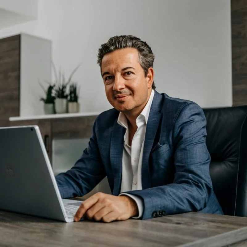 Sascha Kapfer, Steuerberater bei ZAWI-Treuhand, an seinem Schreibtisch